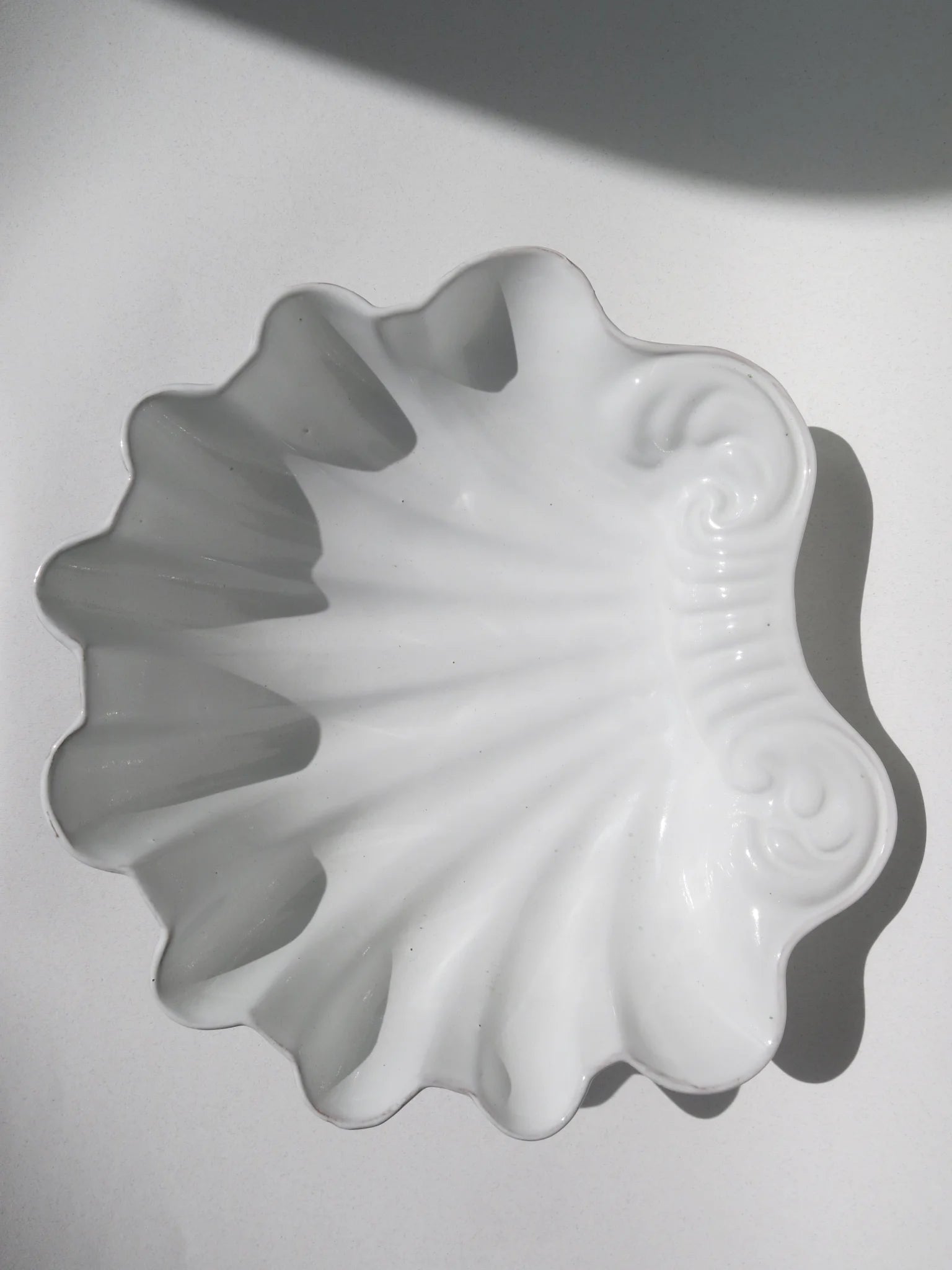 Ciotola a forma di conchiglia in ceramica bianca – vista dall'alto