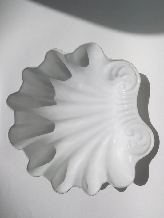 Ciotola a forma di conchiglia in ceramica bianca – vista dall'alto