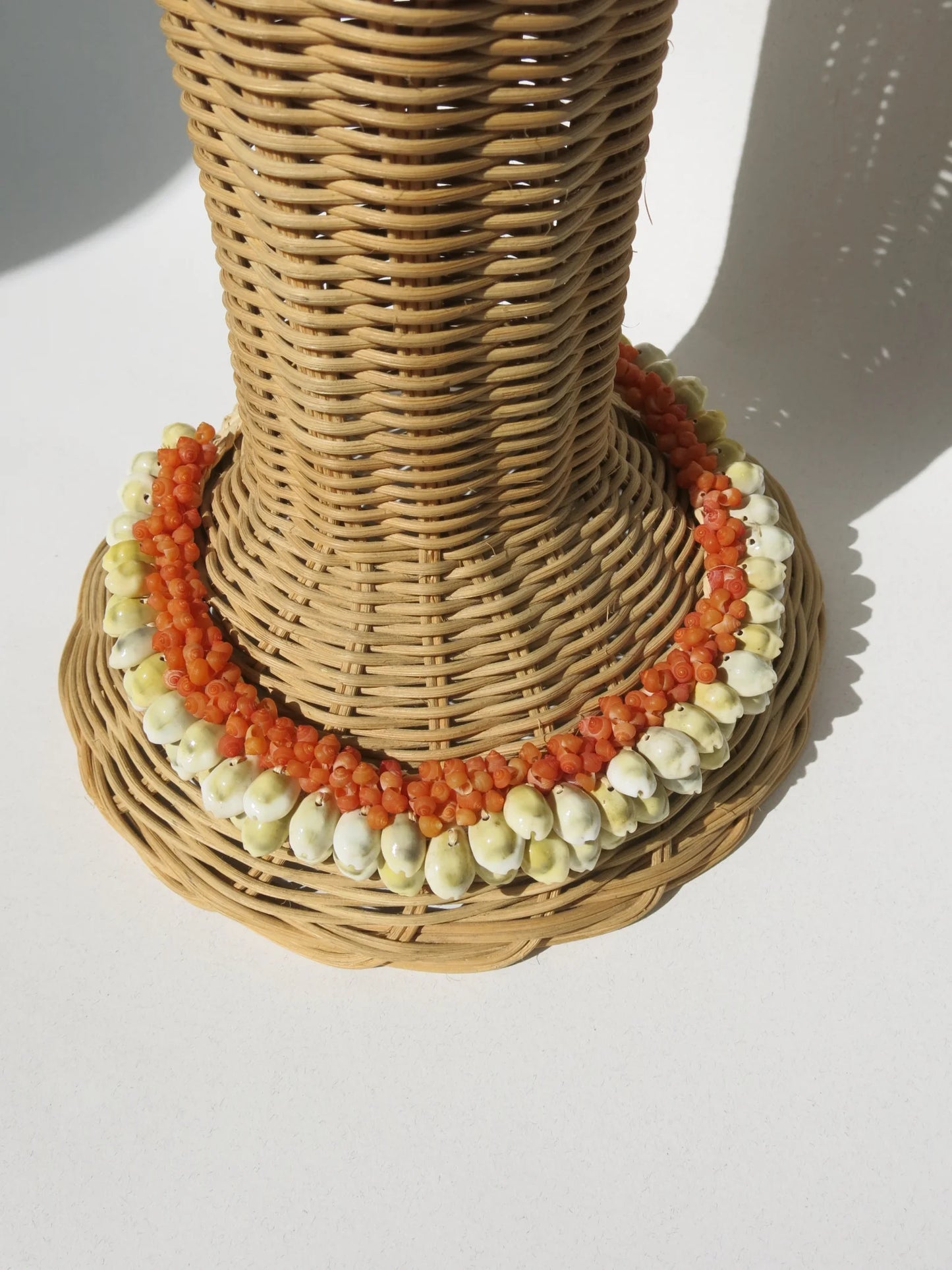 Collana girocollo con conchiglie – close up su conchiglie bicolore