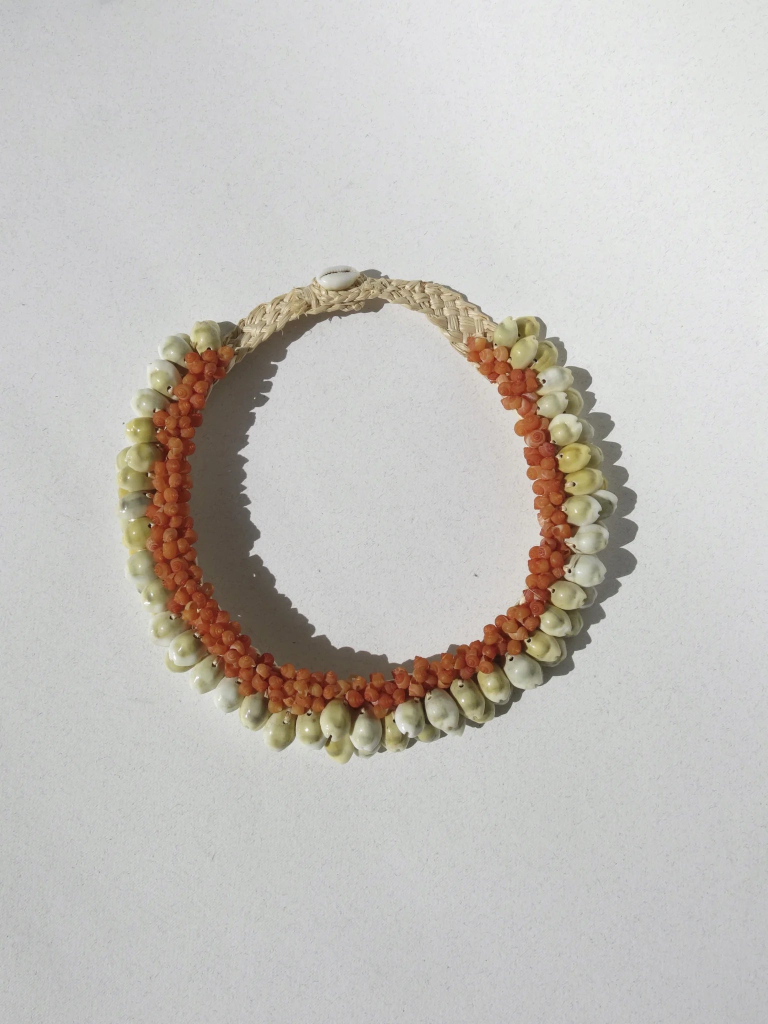 Collana girocollo con conchiglie – vista frontale dall'alto