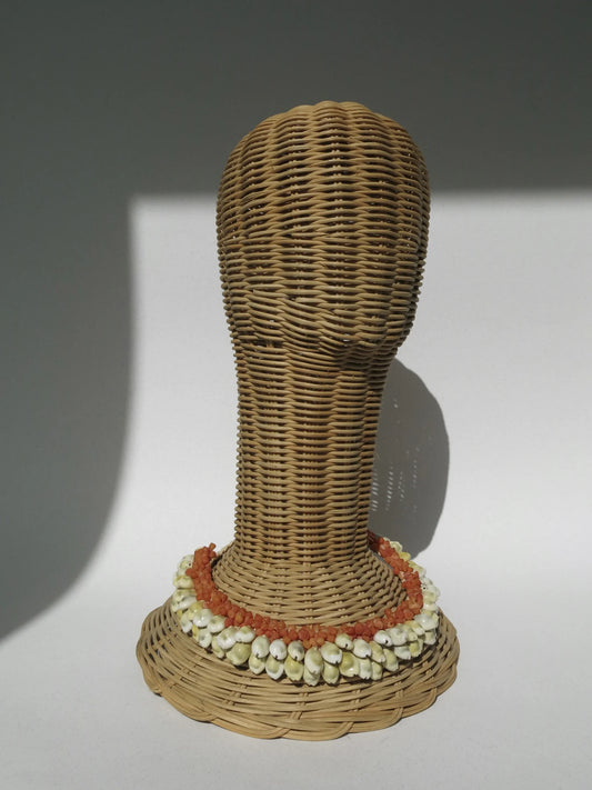 Collana girocollo con conchiglie – indossata da testina di vimini