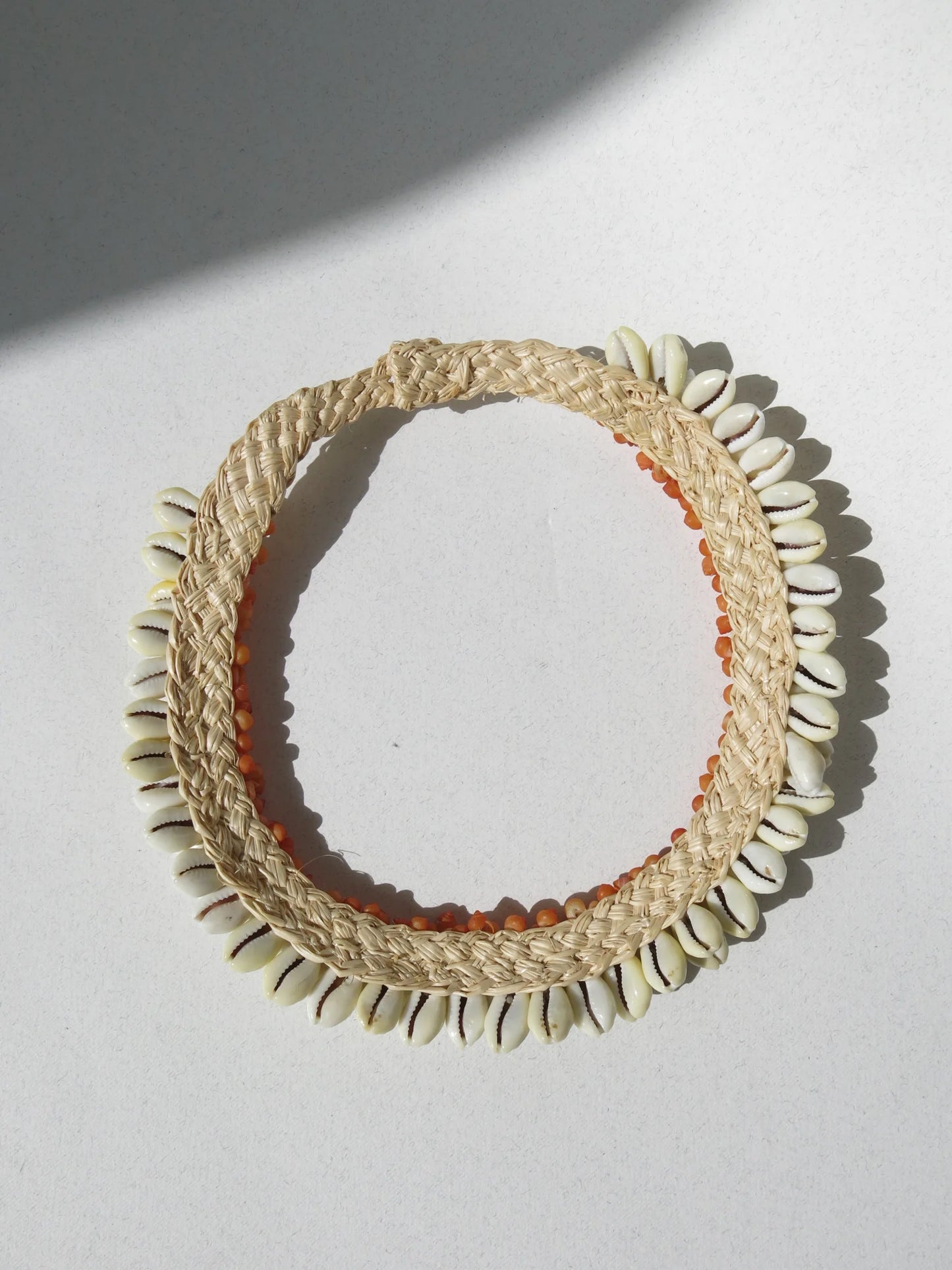 Collana girocollo con conchiglie – vista retro intrecciata rafia