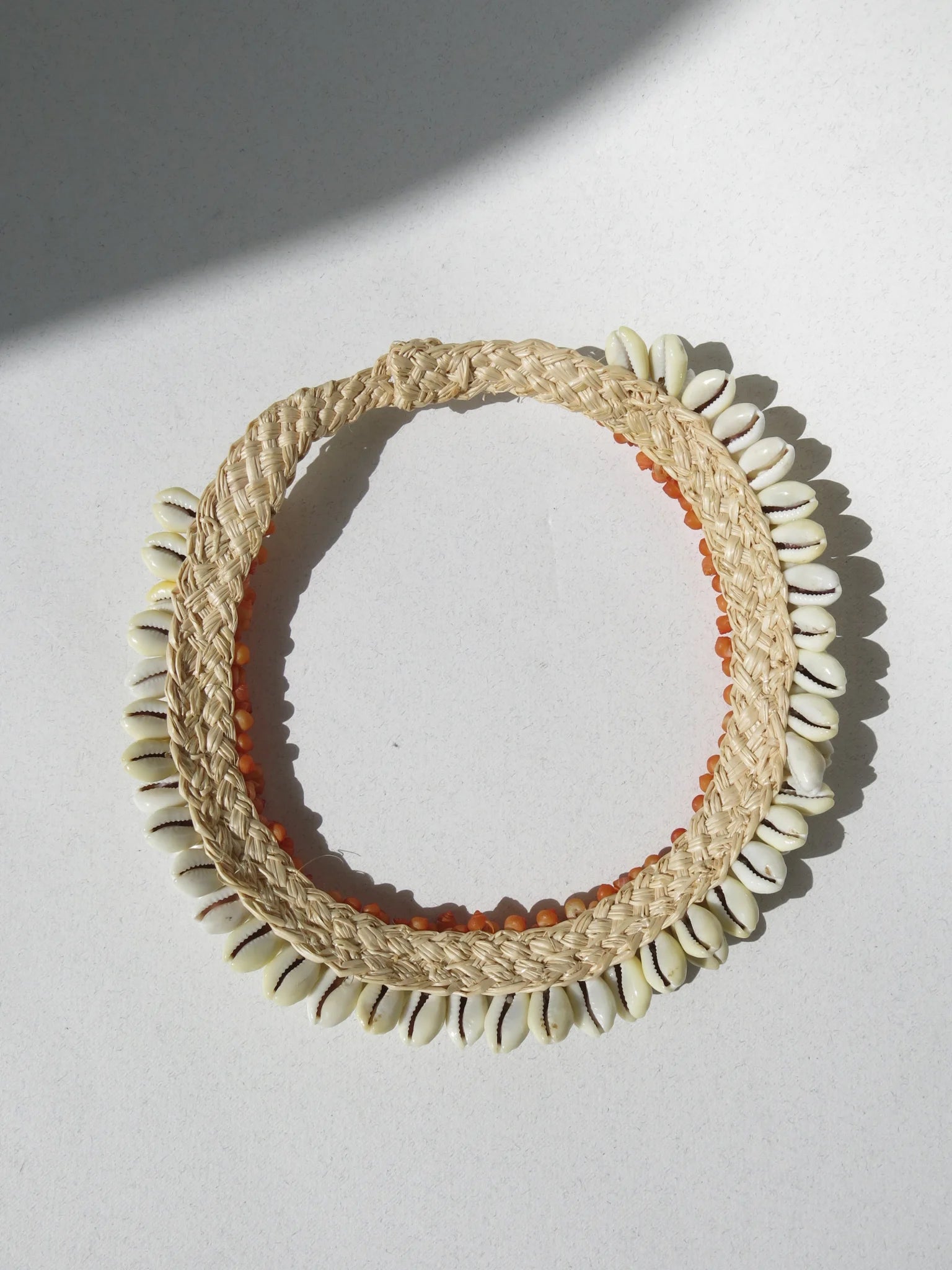 Collana girocollo con conchiglie – vista retro intrecciata rafia
