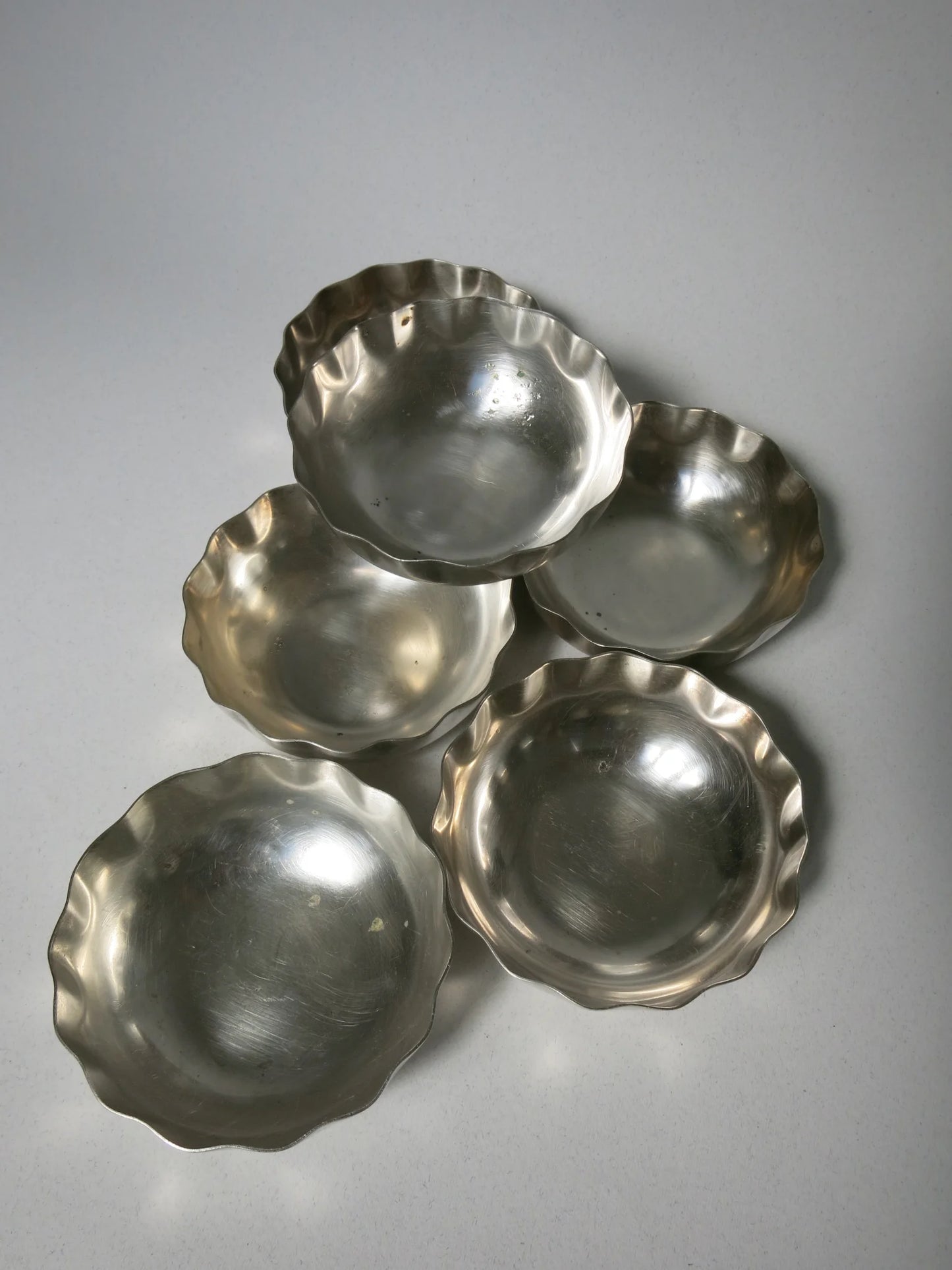 Set 6 coppette in alpacca argentata Broggi – vista dall'alto con bordo ondulato, Made in Italy 1960