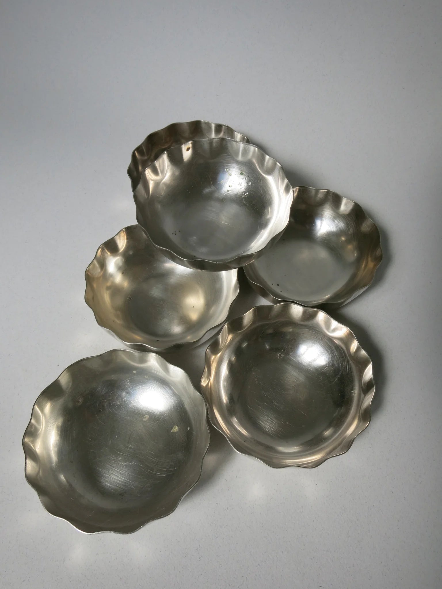Set 6 coppette in alpacca argentata Broggi – vista dall'alto con bordo ondulato, Made in Italy 1960