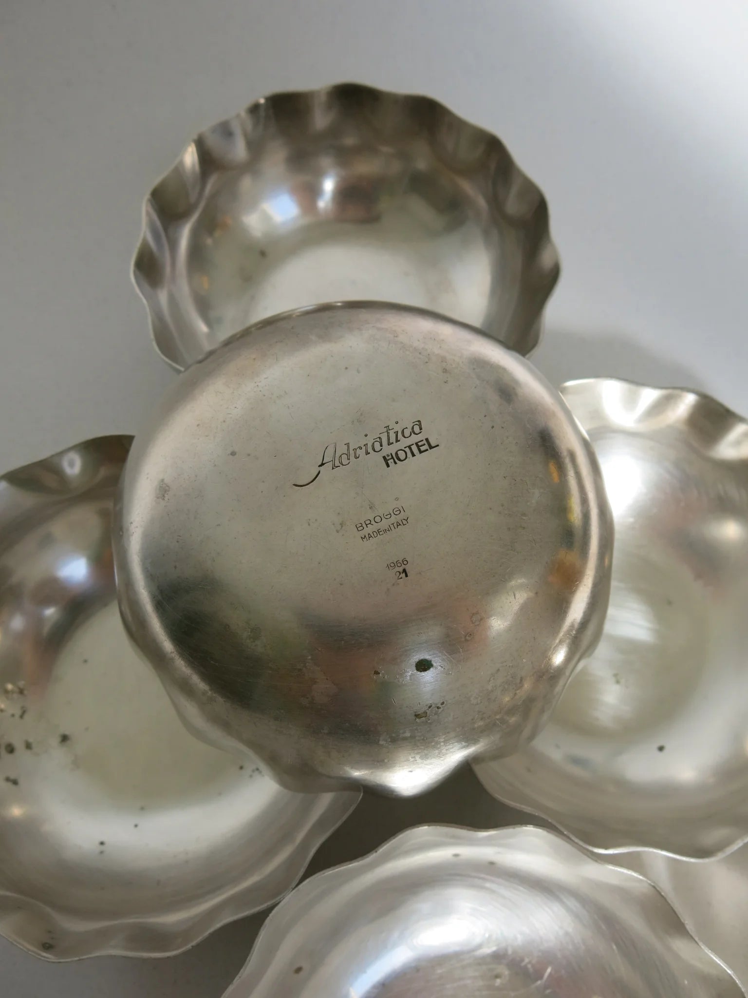 Coppetta in alpacca argentata – fondo con marchio inciso Adriatico Hotel, Broggi Made in Italy 1966
