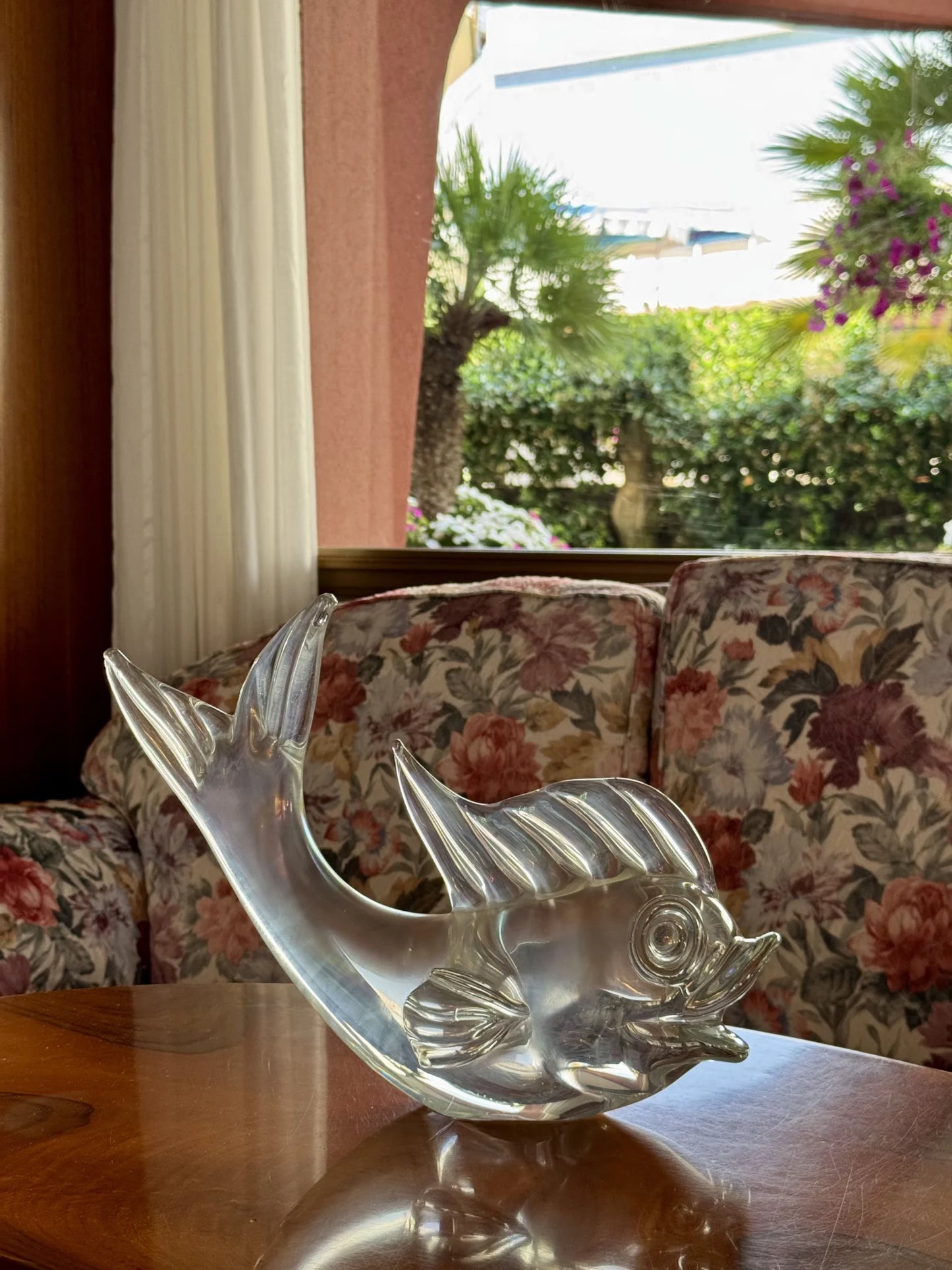 Grande pesce in vetro di Murano perlescente – appoggiato su un tavolino di un hotel