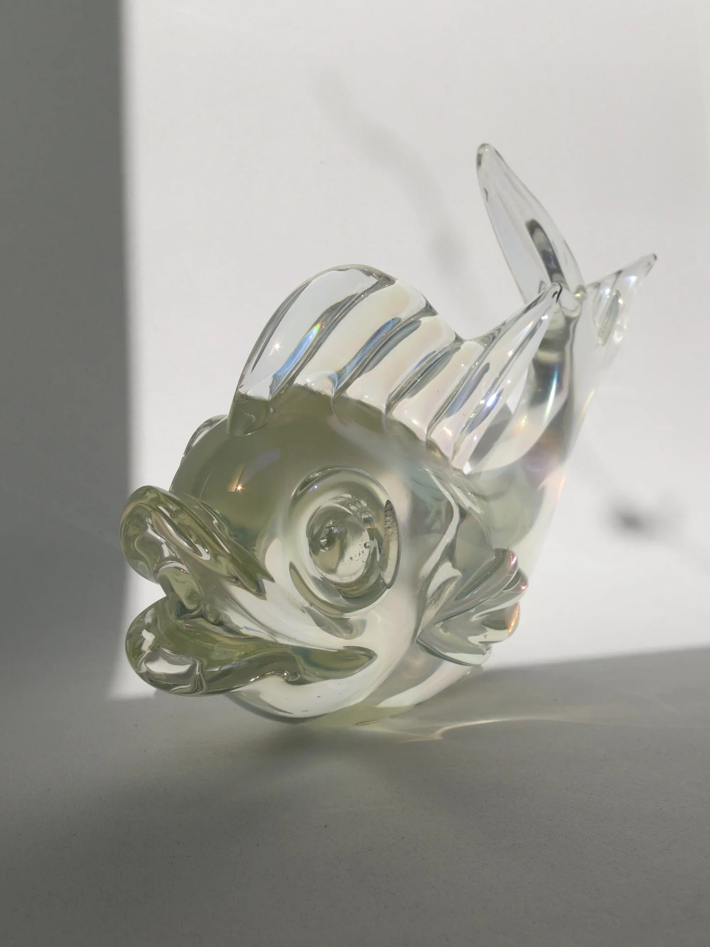 Grande pesce in vetro di Murano perlescente – close up della bocca del pesce