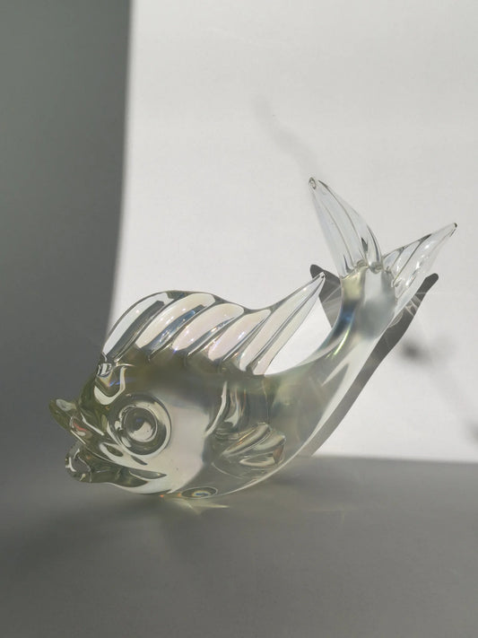 Grande pesce in vetro di Murano perlescente – visto dal lato con pinna in alto
