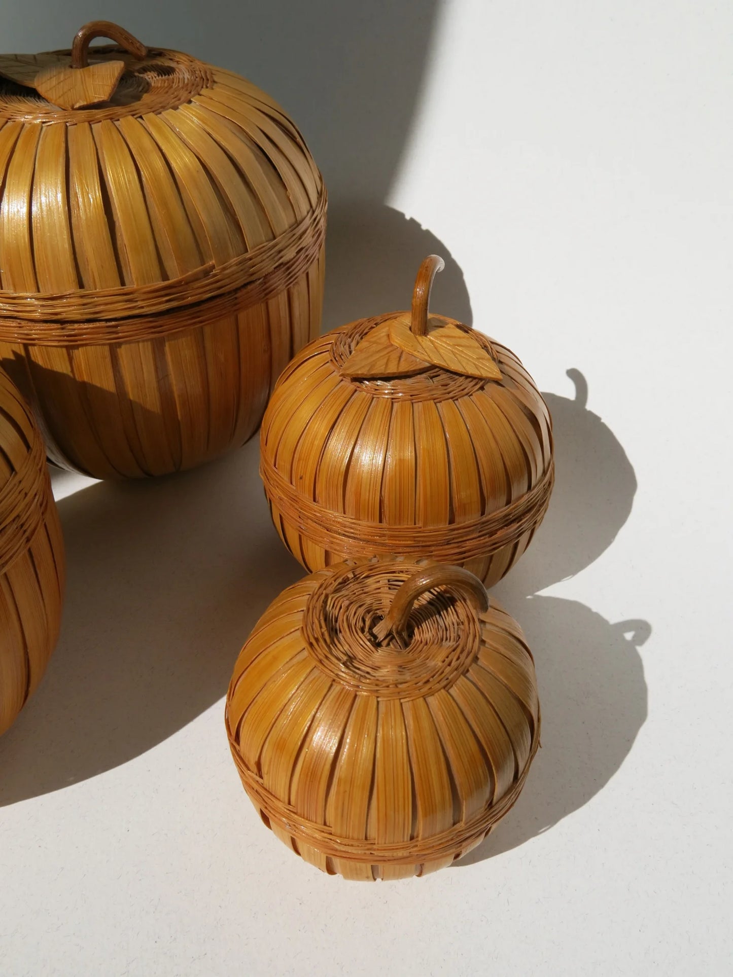 Scatole a forma di mela in rattan intrecciato – dettaglio coperchio con foglia e gambo scolpiti