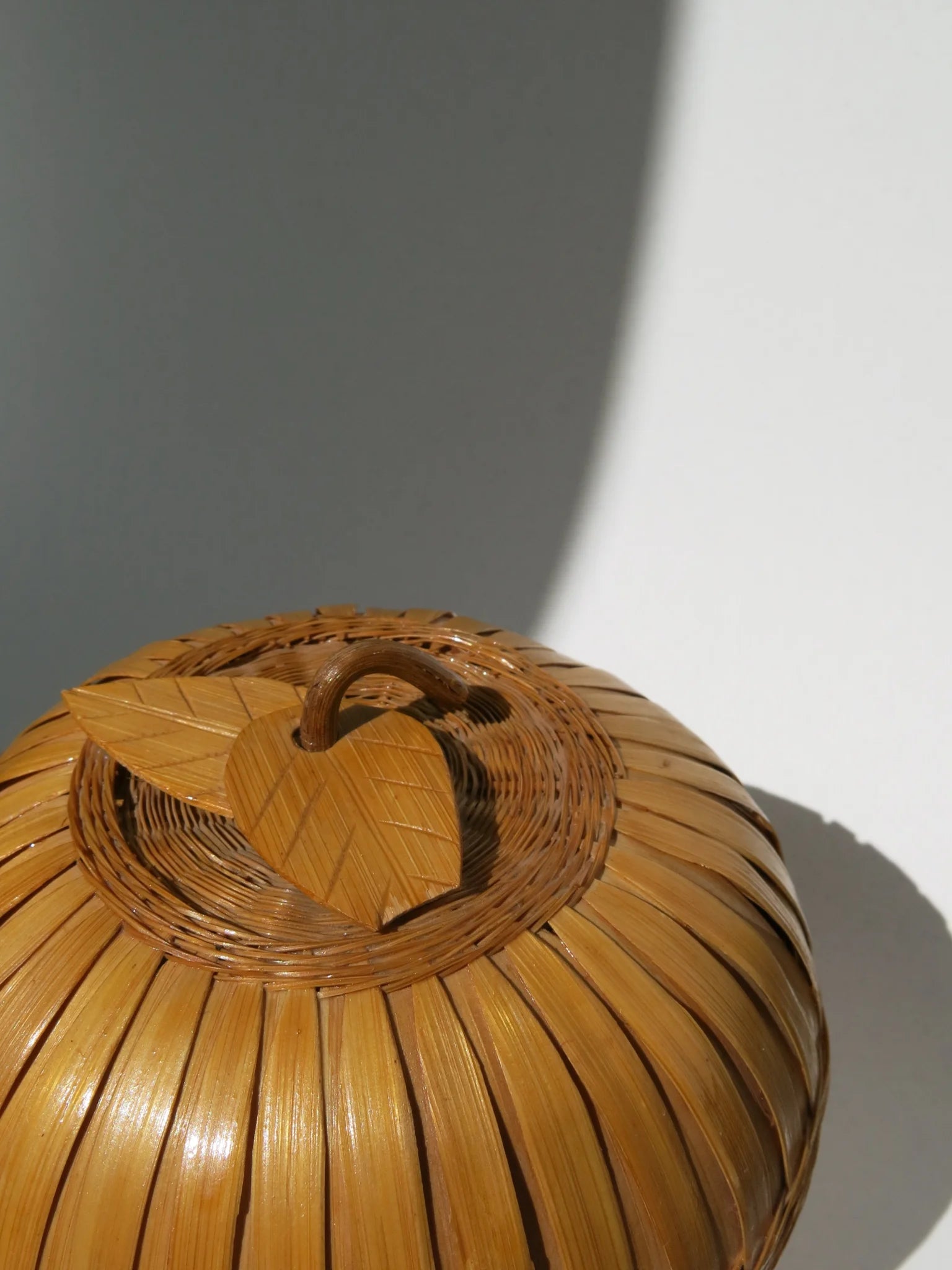Scatole in rattan intrecciato Shanghai Handicrafts – dettaglio difetto sulla punta foglia del coperchio