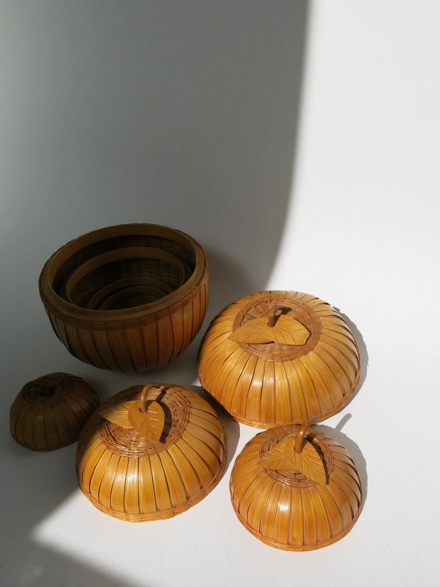 Set 4 scatole a forma di mela in rattan– coperchi aperti e basi separate, Shanghai Handicrafts cinese