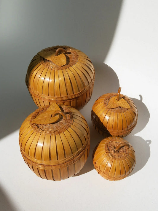 Set 4 scatole a forma di mela in rattan intrecciato – misure degradanti, Shanghai Handicrafts anni '70-'80