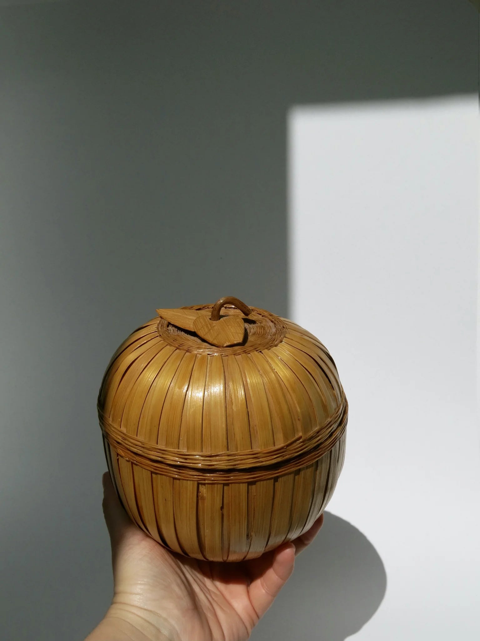 Scatole a forma di mela in rattan intrecciato – in mano per mostrare le proporzioni, misura media