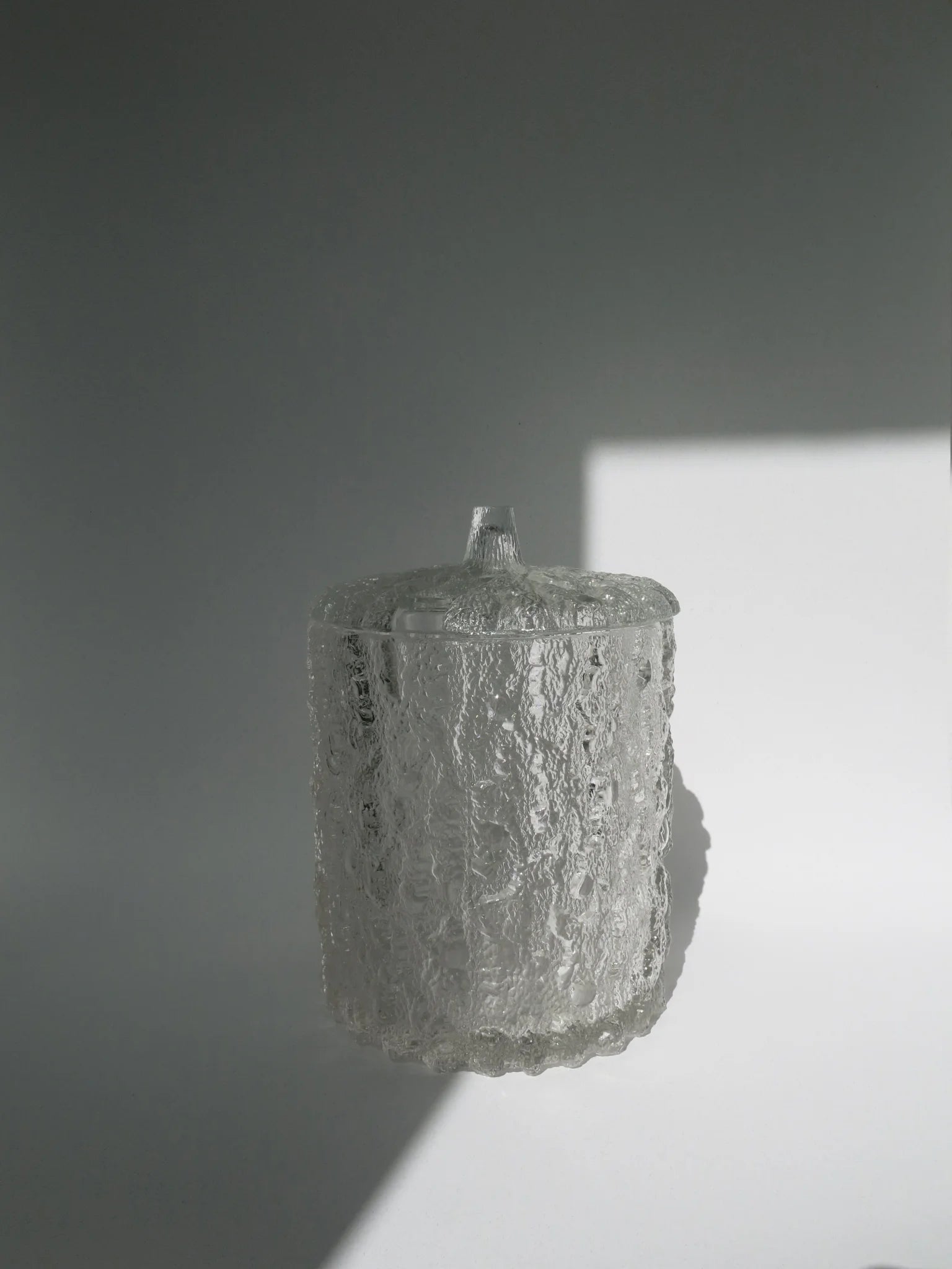Vaso in vetro spesso in rilievo effetto iceberg – completo di coperchio