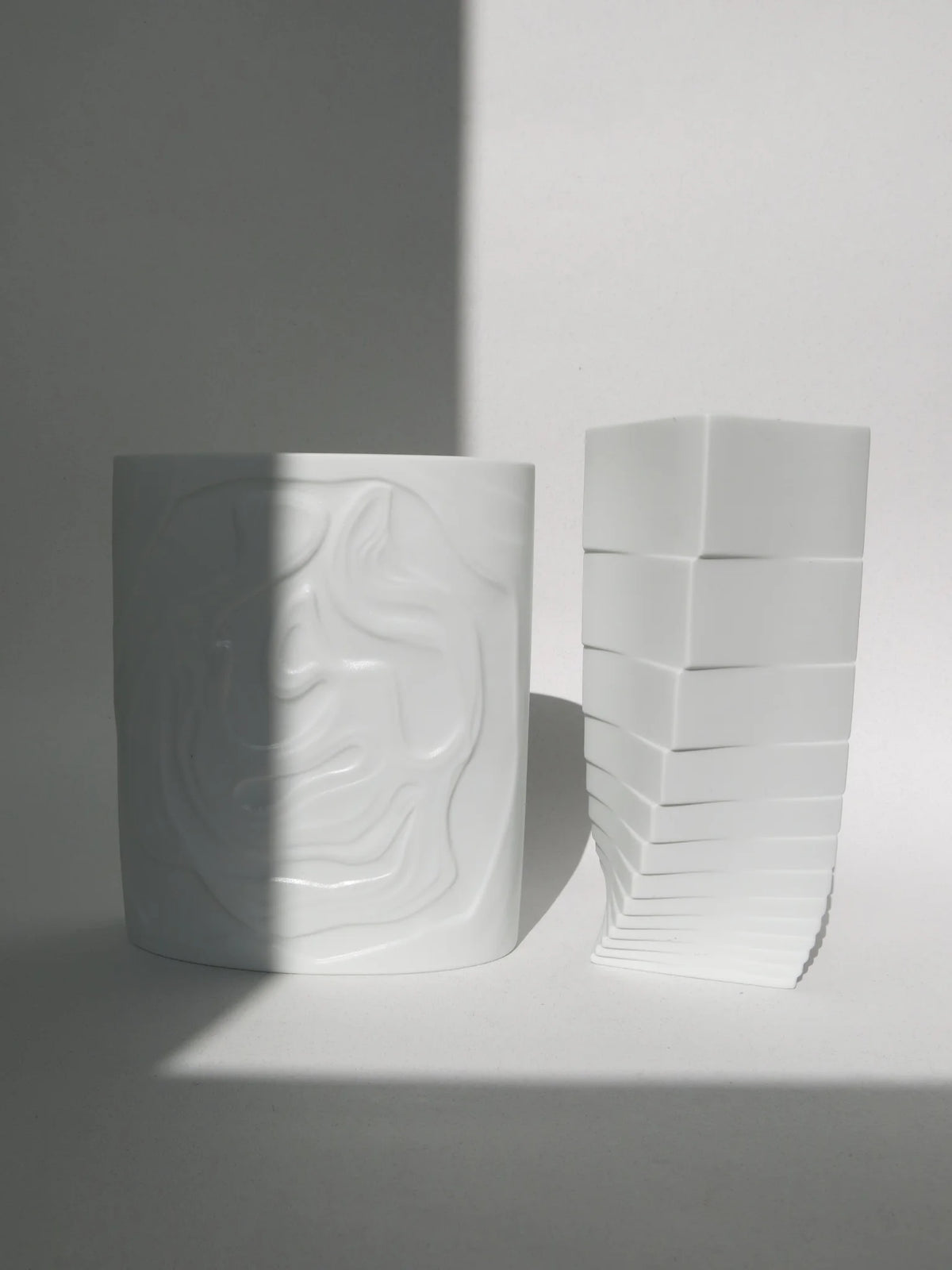 Vaso in porcellana biscuit ovale Rosenthal – ambientato con altro vaso della stessa collezione ma forma diversa