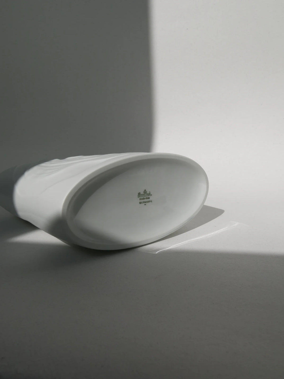 Vaso in porcellana biscuit ovale Rosenthal – dettaglio marchio Studio Linie anni '70-'80