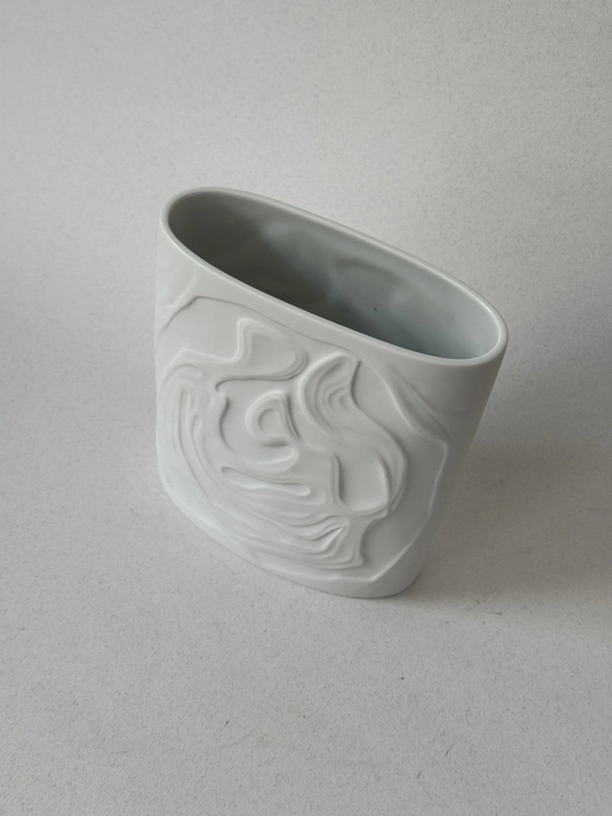 Vaso in porcellana biscuit rettangolare Rosenthal – visto dall'alto con bocca ovale in primo piano