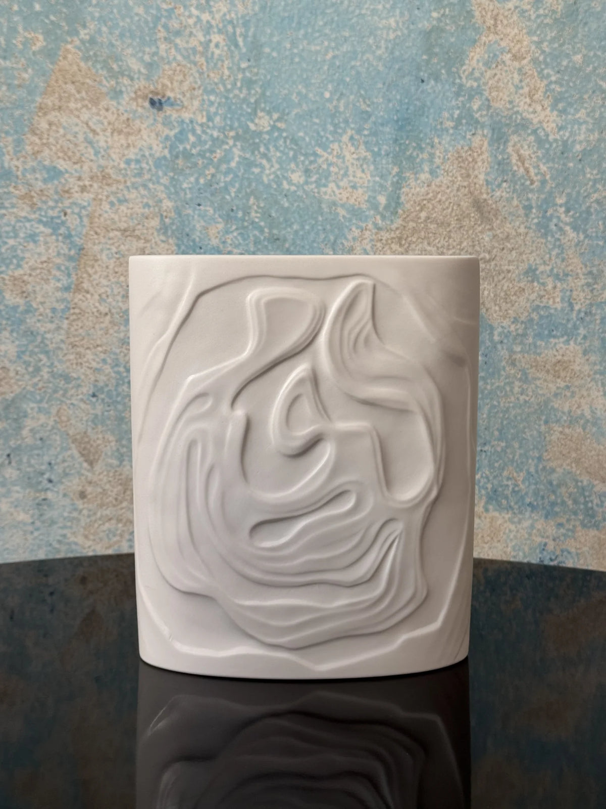 Vaso in porcellana biscuit rettangolare Rosenthal – visto da davanti con decoro in rilievo ben visibile