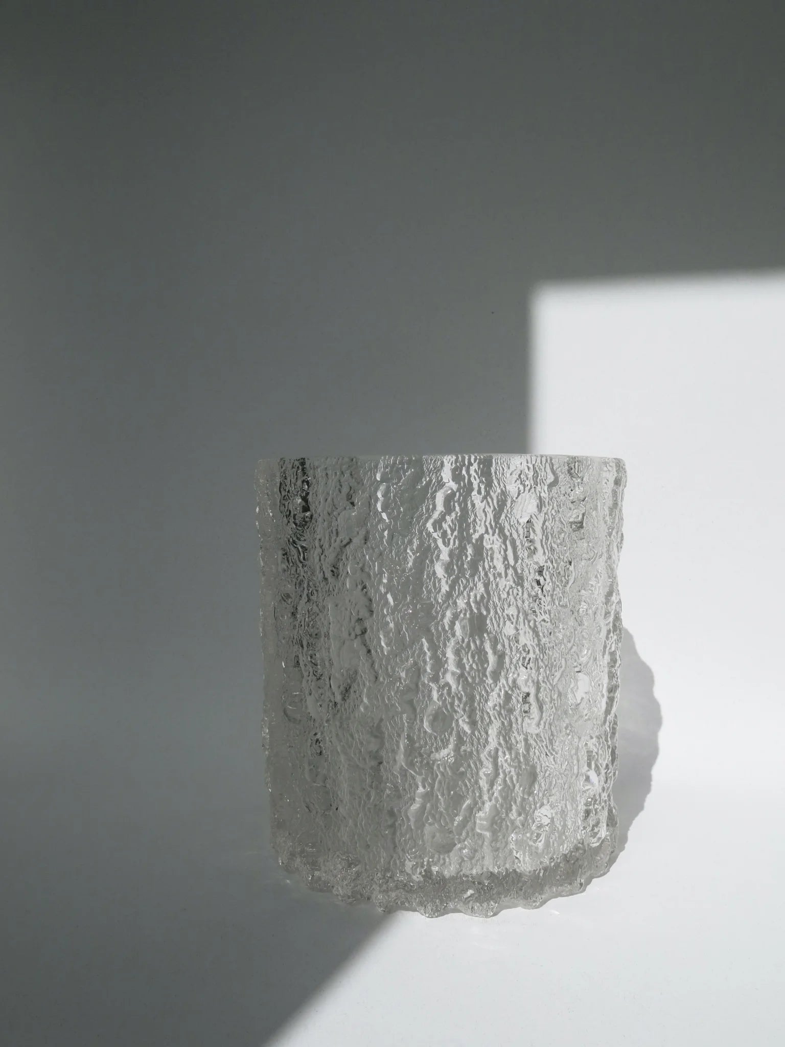Vaso in vetro in rilievo effetto ghiaccio di forma cilindrica visto da davanti