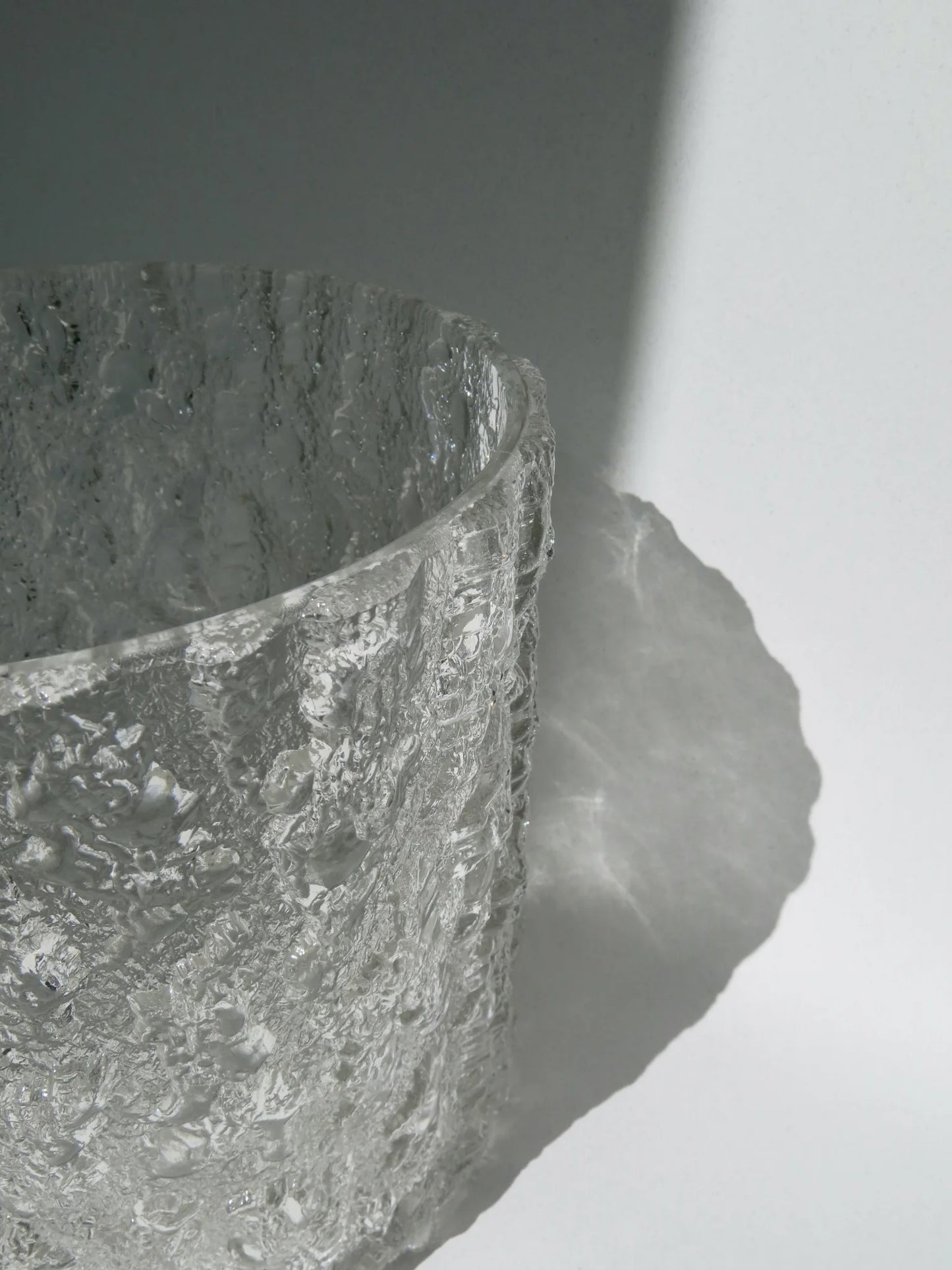 Dettaglio del bordo e del lato del vaso in vetro effetto iceberg