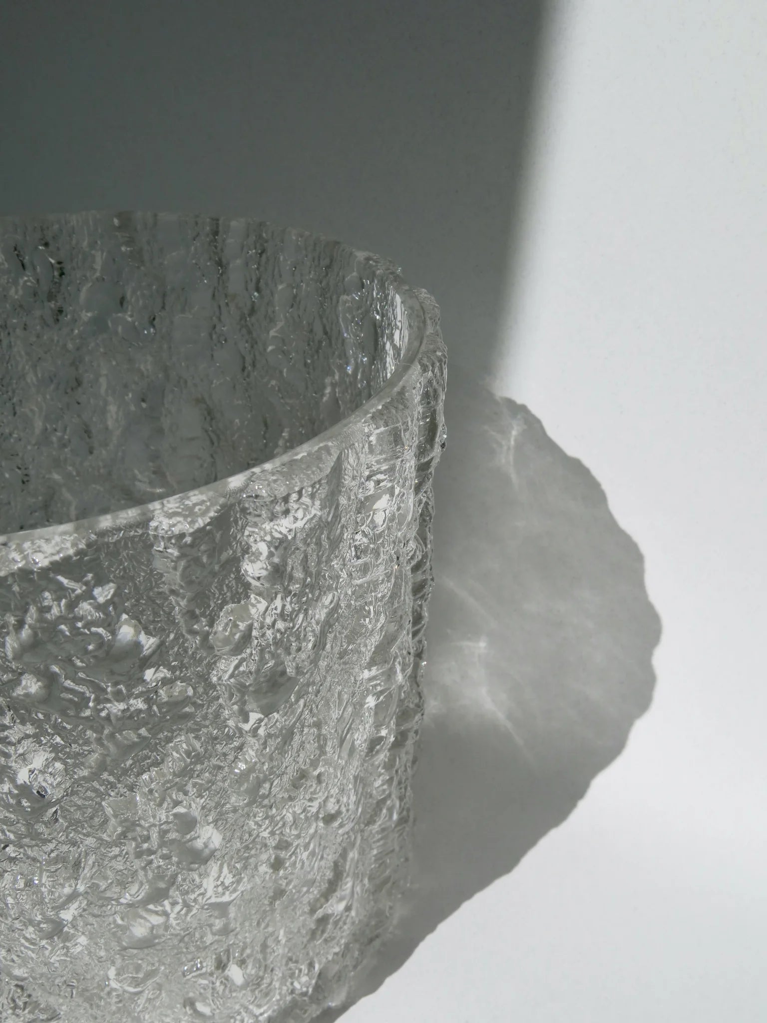 Dettaglio del bordo e del lato del vaso in vetro effetto iceberg