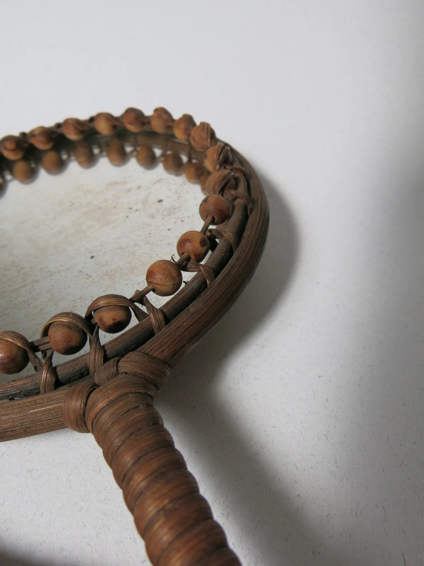 Coppia specchi a mano in rattan – dettaglio difetto sulla cornice, documentazione stato di conservazione
