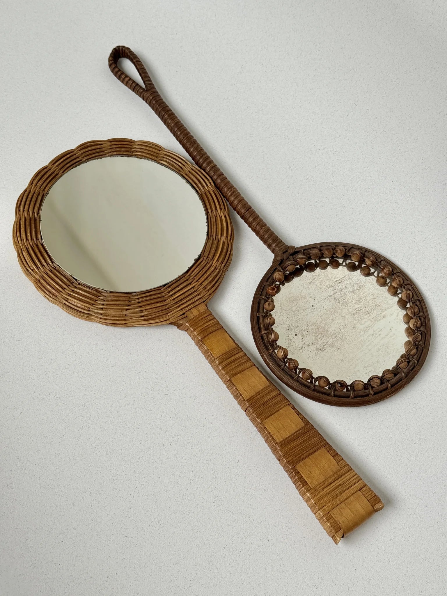 Coppia specchi a mano in rattan – vista dall'alto con cornice a intrecciata e cornice a palline, anni '60-'70