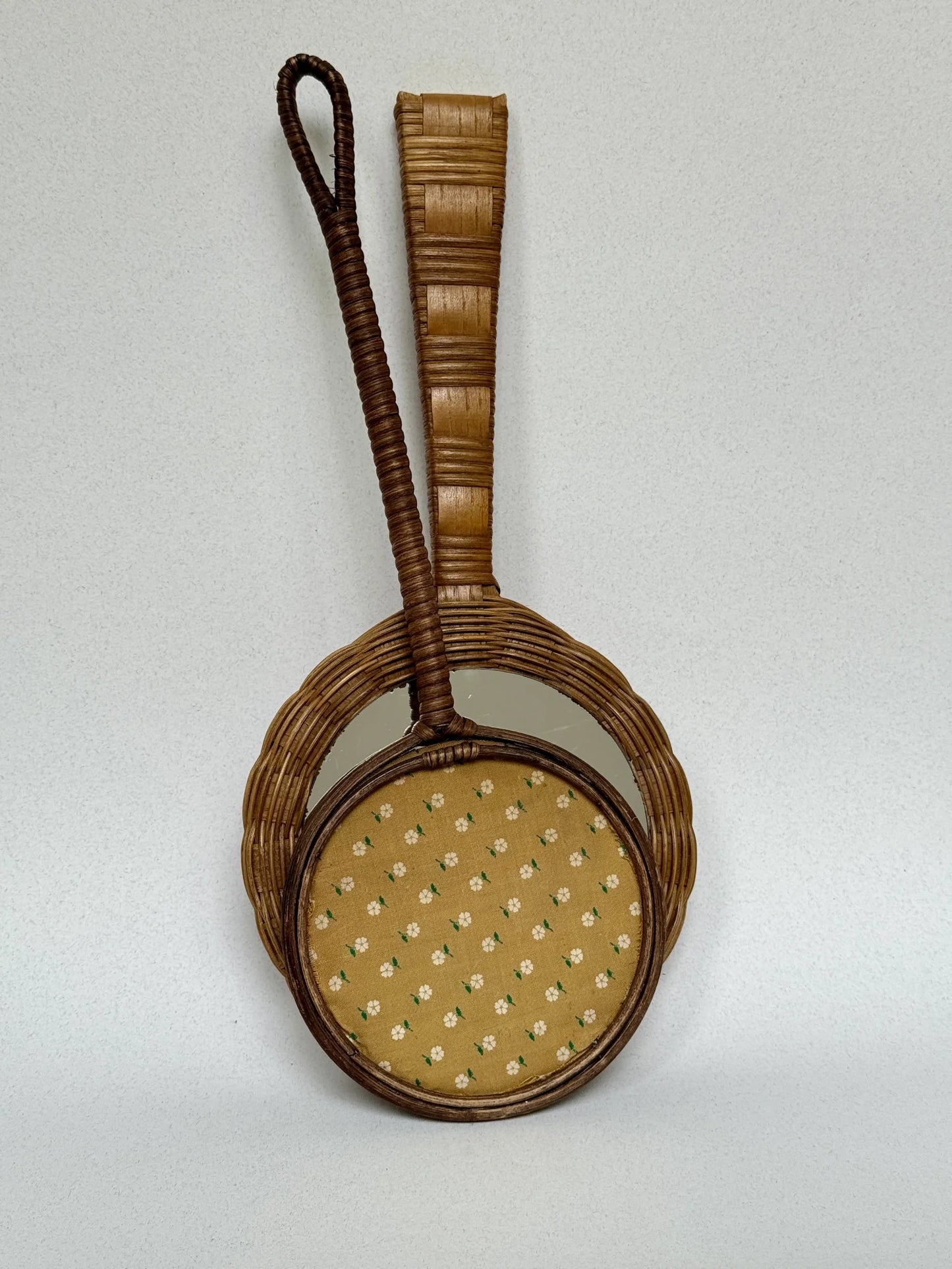 Specchio a mano in rattan – retro con fondo in feltro rosso e manico vimini intrecciato