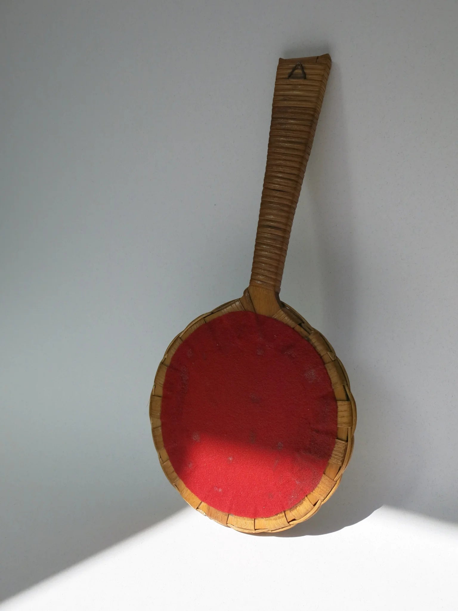 Specchio a mano in rattan – retro con fondo in tessuto floreale ocra e manico piatto intrecciato