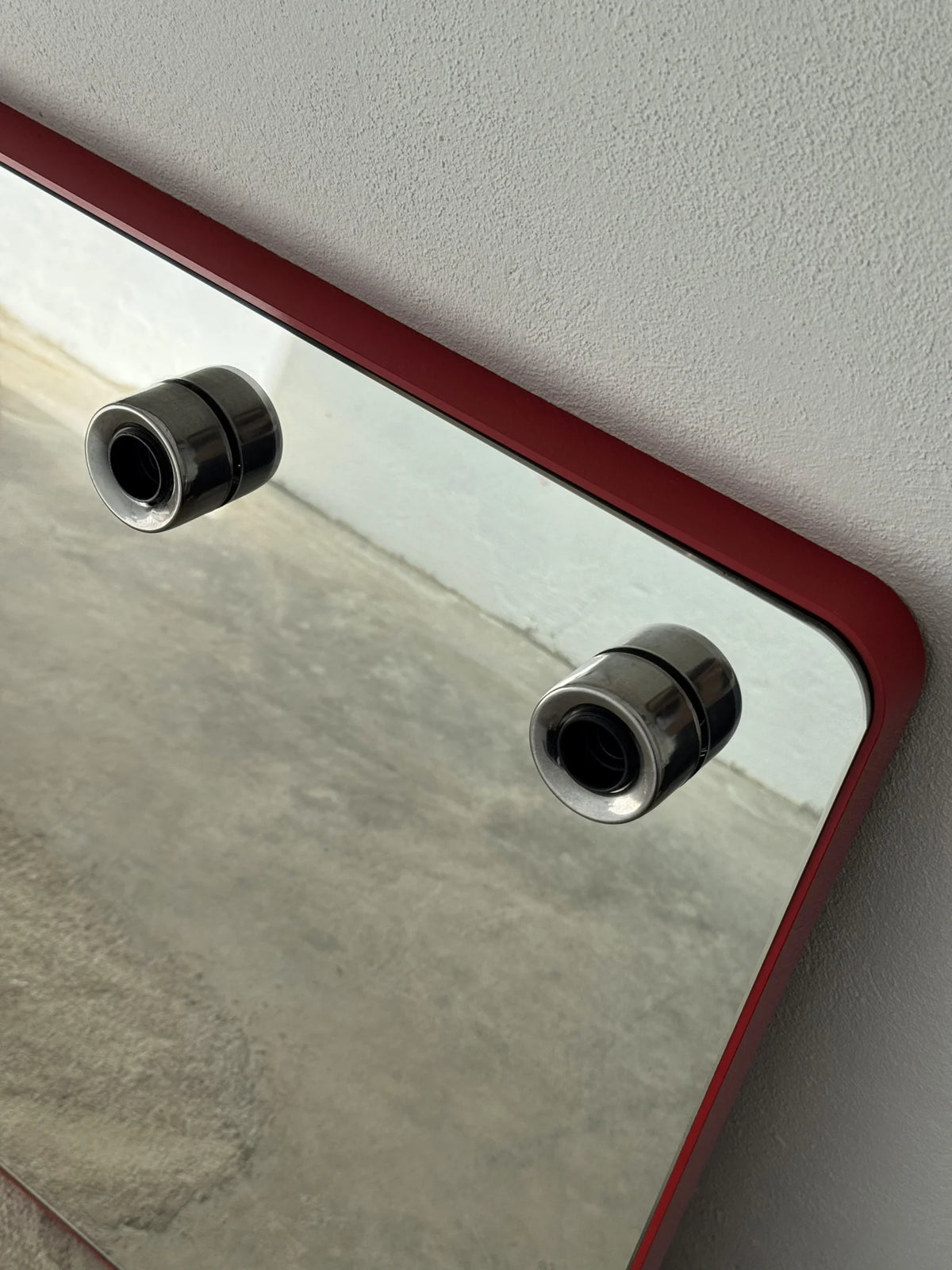 Specchio quadrato con cornice in plastica rossa marchio Gedy – dettaglio attacco luci cromato nella parte superiore