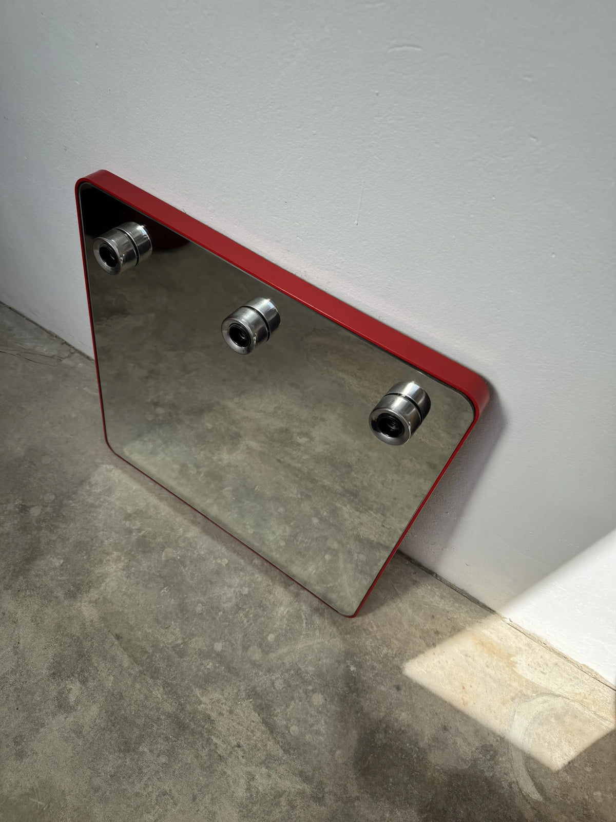 Specchio quadrato con cornice in plastica rossa marchio Gedy – visto frontalmente dall'alto