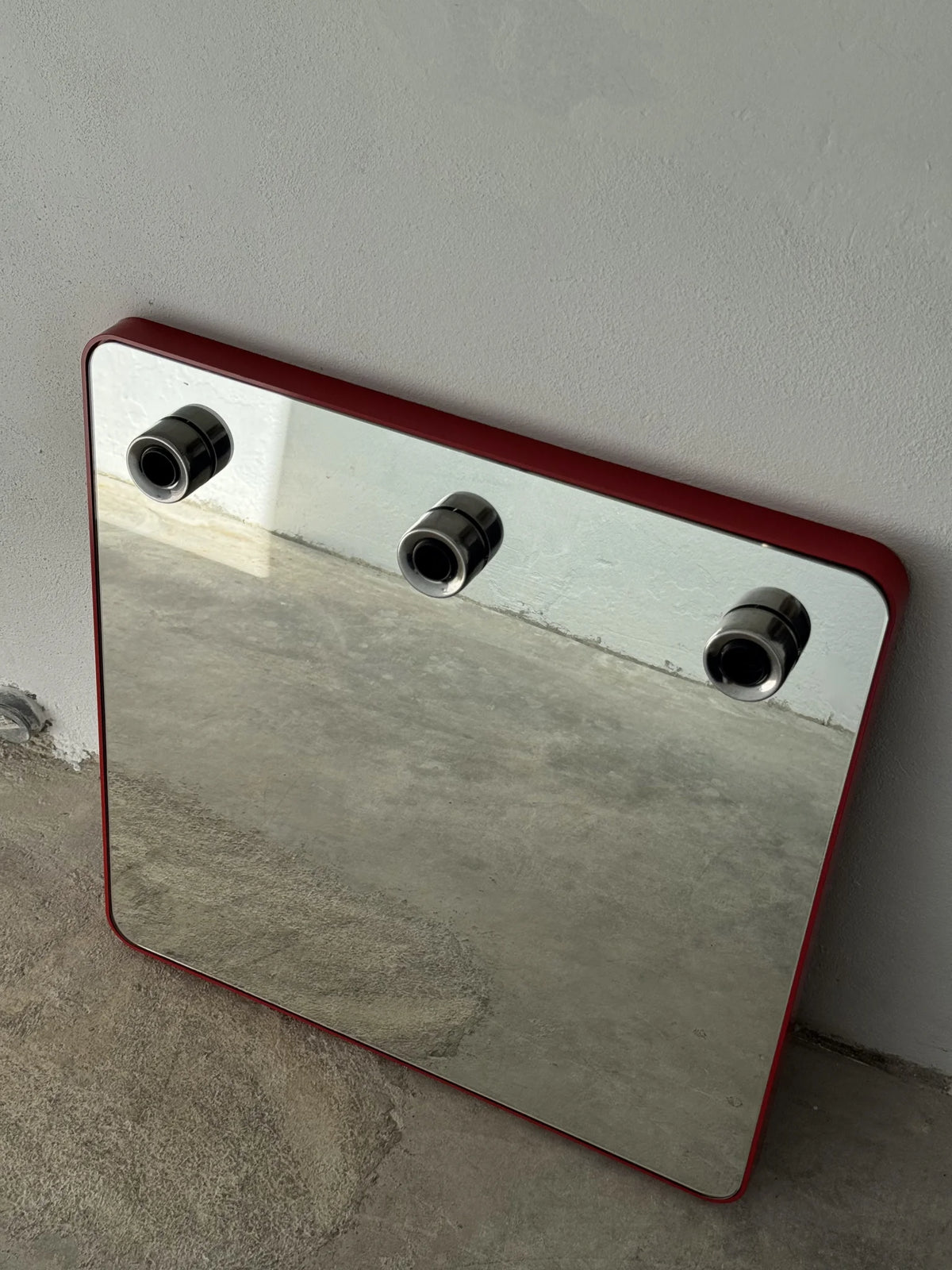 Specchio quadrato con cornice in plastica rossa marchio Gedy – visto frontalmente nella sua interezza