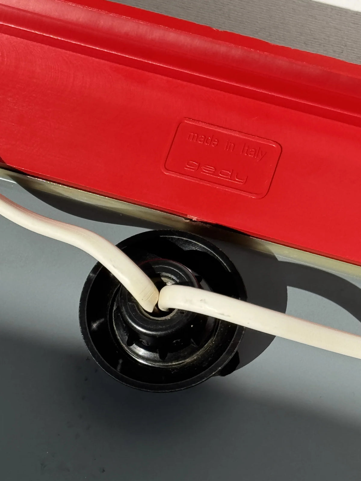 Specchio quadrato con cornice in plastica rossa marchio Gedy – dettaglio parte elettrica sul retro