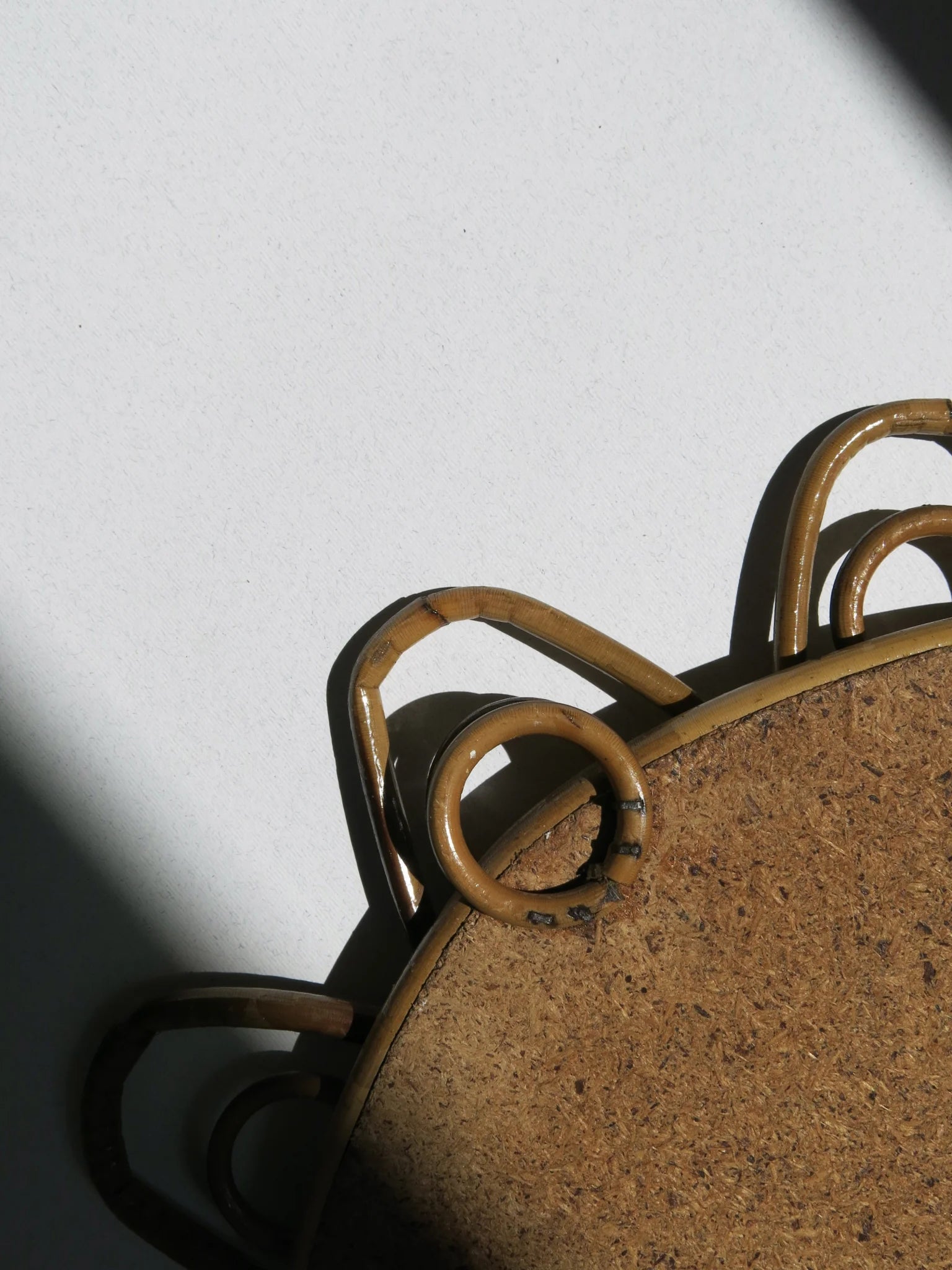 Specchio ovale in rattan con cornice smerlata – dettaglio dell'anello gancio per appenderlo a parete