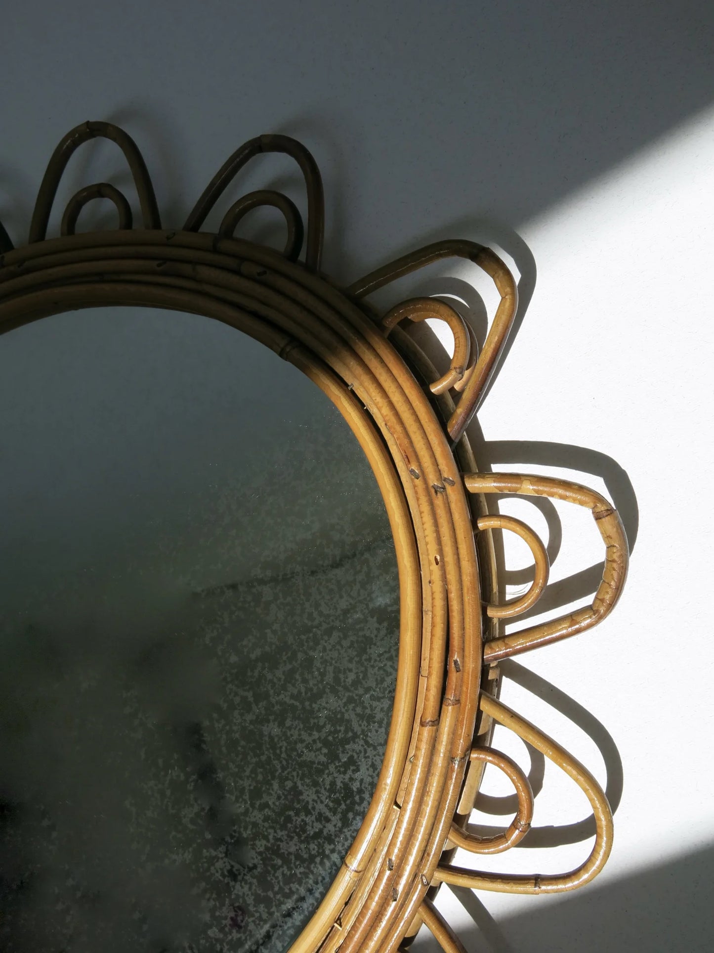 Specchio ovale in rattan con cornice smerlata– close up sulla cornice rattan intrecciato e su lastra specchio rovinata
