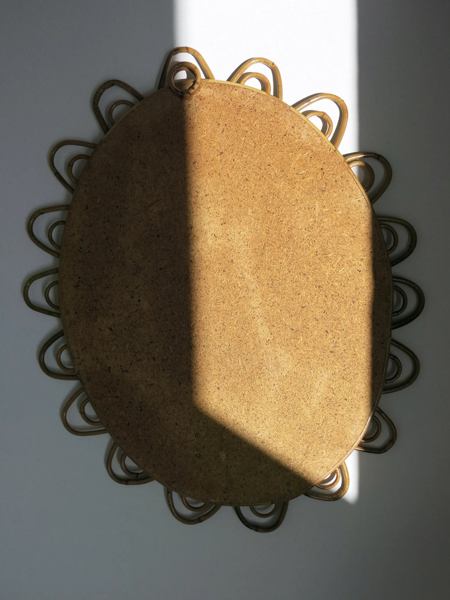 Specchio ovale in rattan con cornice smerlata – retro con tavola protettiva in truciolare