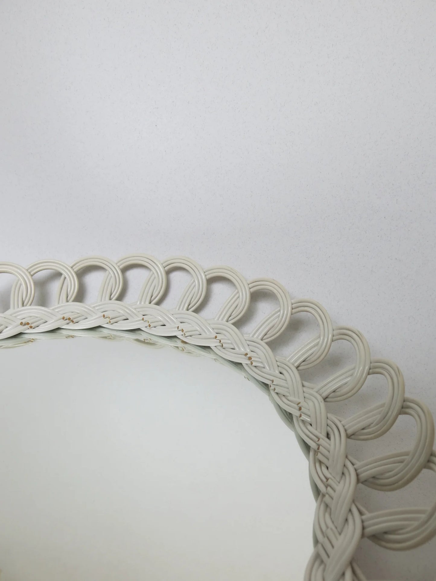 Specchio rotondo con cornice in plastica intrecciata bianca – dettaglio doppio intreccio a occhielli e treccia