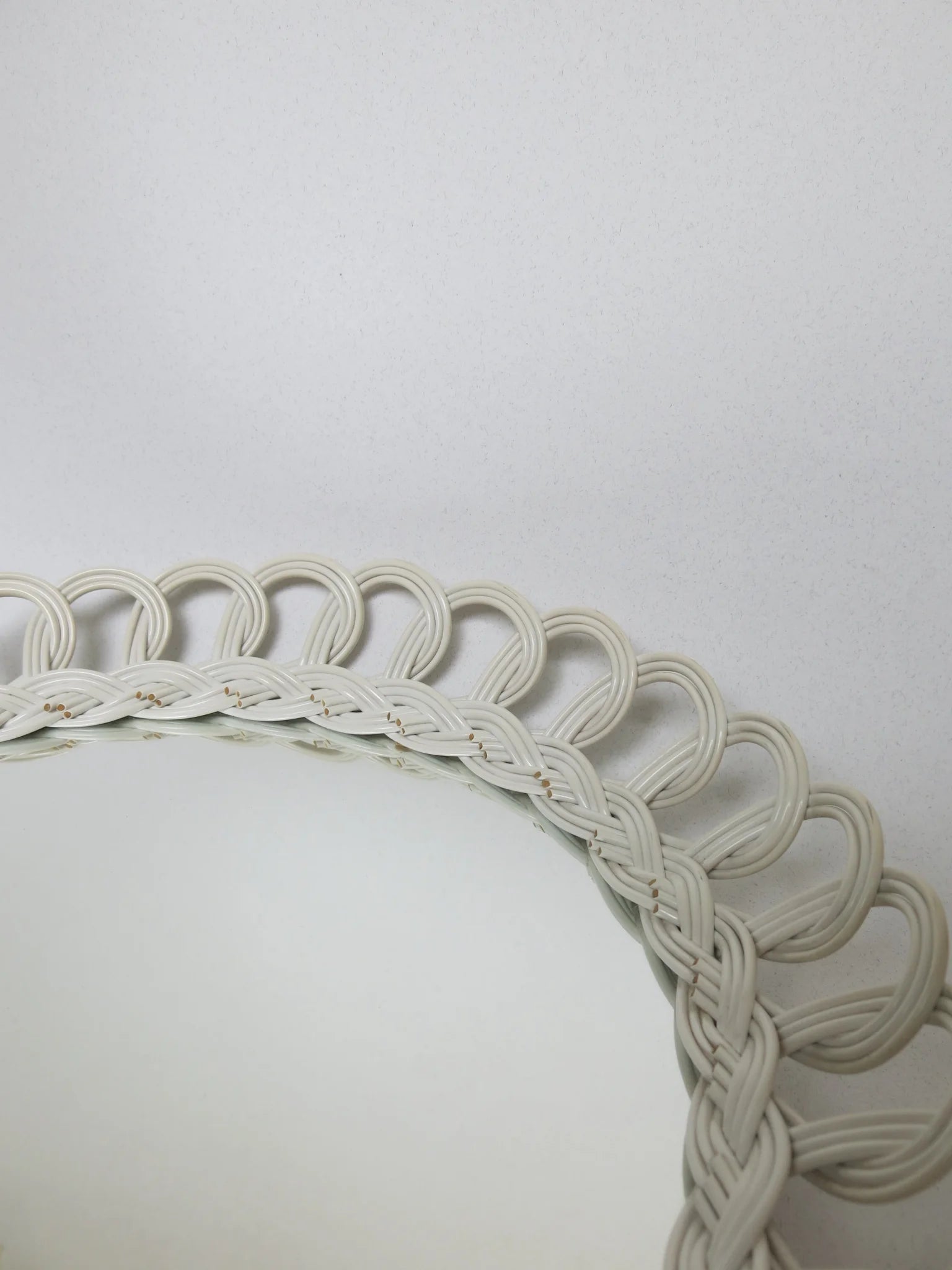Specchio rotondo con cornice in plastica intrecciata bianca – dettaglio doppio intreccio a occhielli e treccia