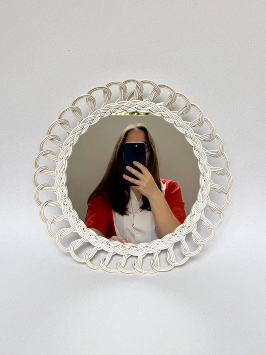 Specchio rotondo con cornice in plastica intrecciata bianca – vista frontale con riflesso di donna