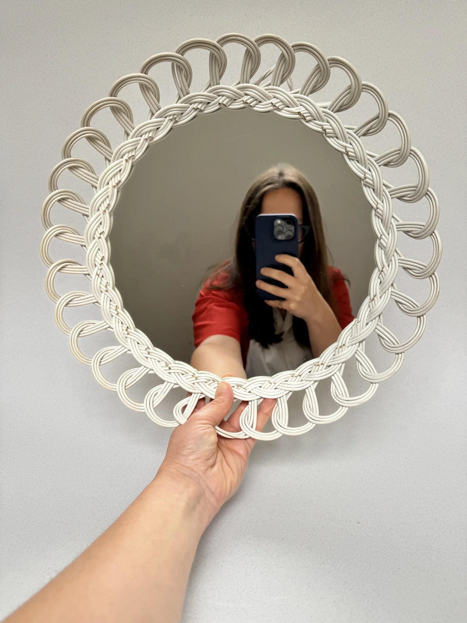 Specchio rotondo con cornice in plastica intrecciata bianca – in mano per mostrare le proporzioni, vista frontale