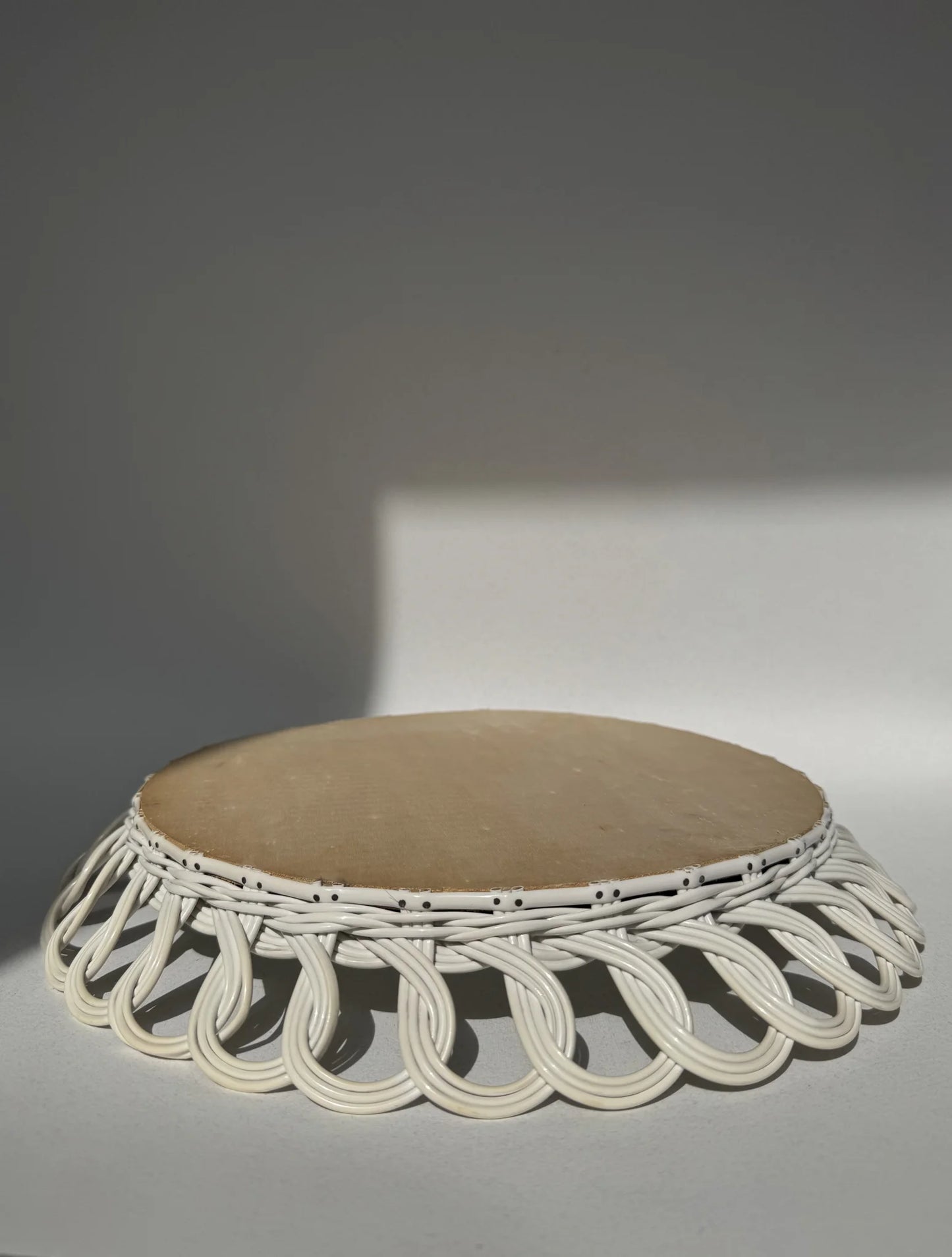 Specchio rotondo con cornice in plastica intrecciata – retro con fondo in cartone pressato e gancio rivestito in plastica