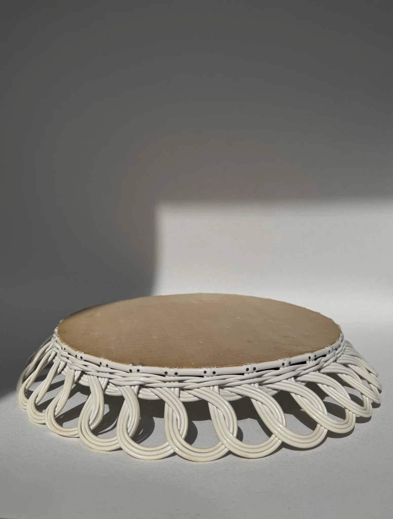 Specchio rotondo con cornice in plastica intrecciata – retro con fondo in cartone pressato e gancio rivestito in plastica