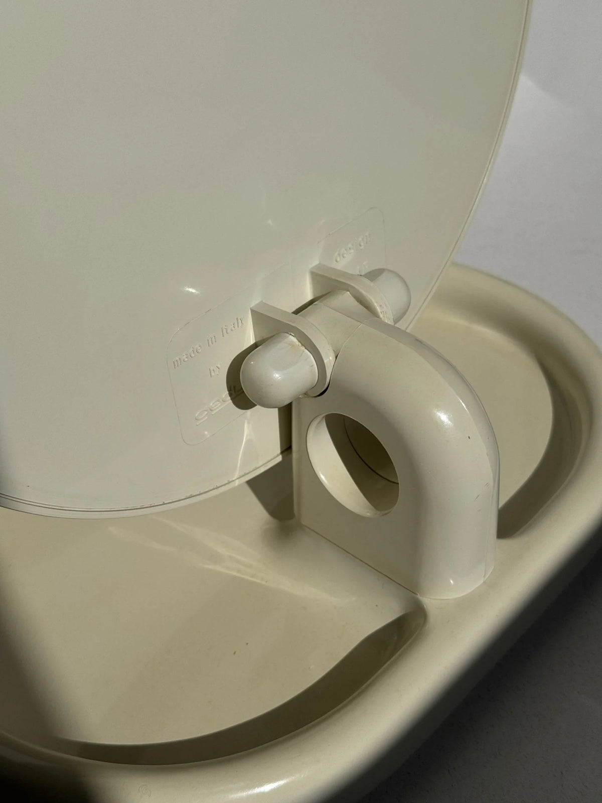 Specchio da tavolo in plastica panna di Gedy – dettaglio del marchio impresso sul retro