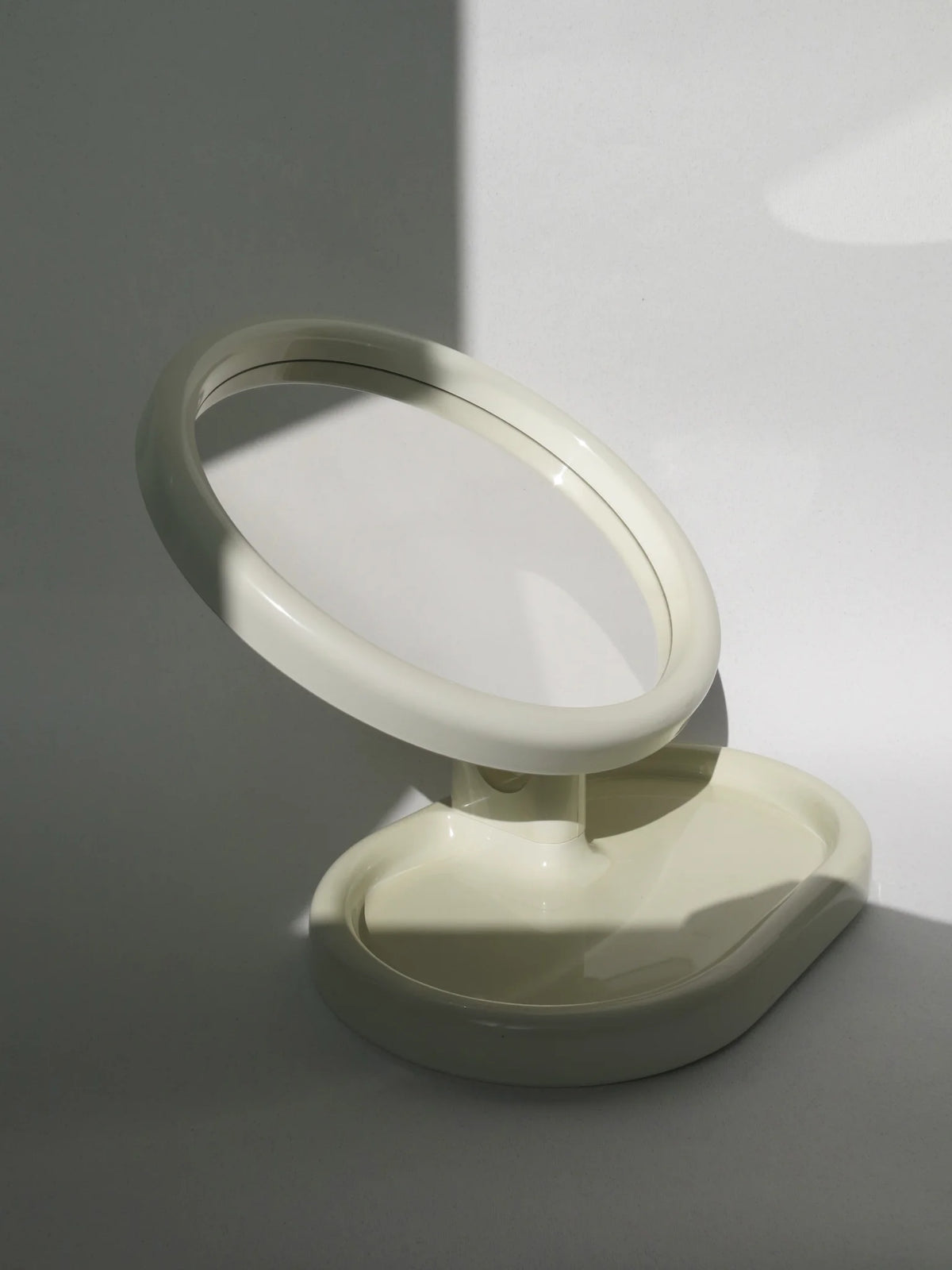 Specchio da tavolo in plastica panna di Gedy – visto dal lato con specchio piegato indietro