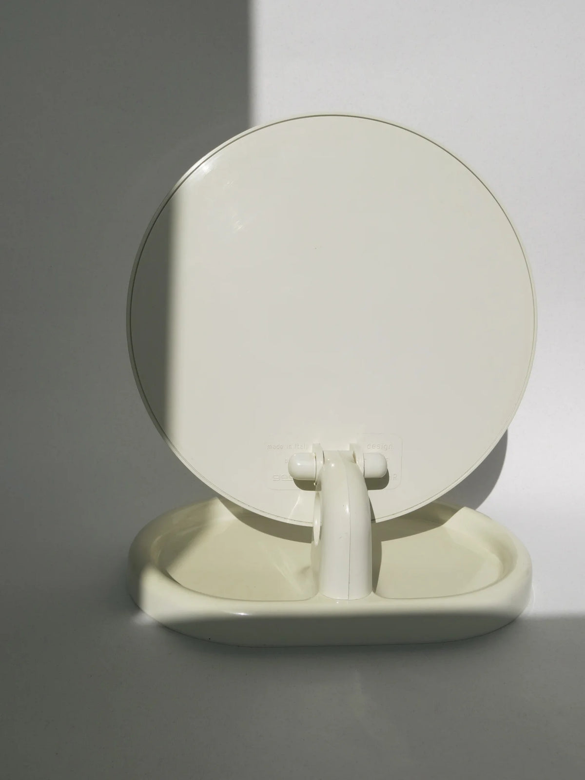 Specchio da tavolo in plastica panna di Gedy – visto interamente dal retro