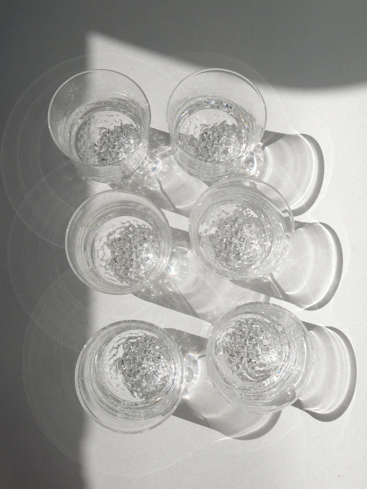 Set di 6 bicchieri in vetro con fondo bolle – visti al completo dall'alto