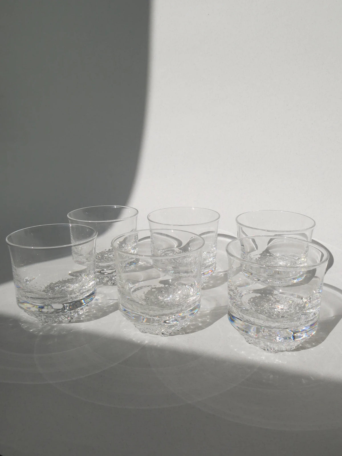 Set di 6 bicchieri in vetro con fondo bolle – visti al completo da davanti