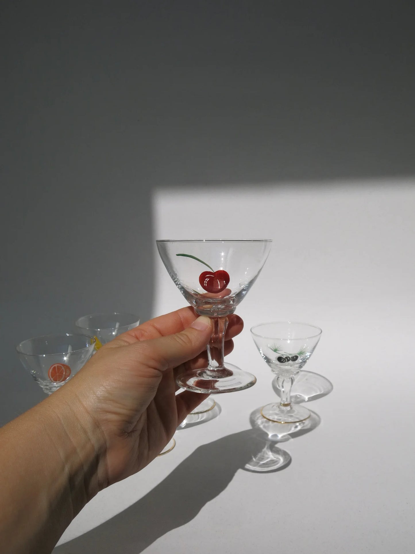 Bicchiere da liquore Tutti Frutti – in mano, mostra le proporzioni reali