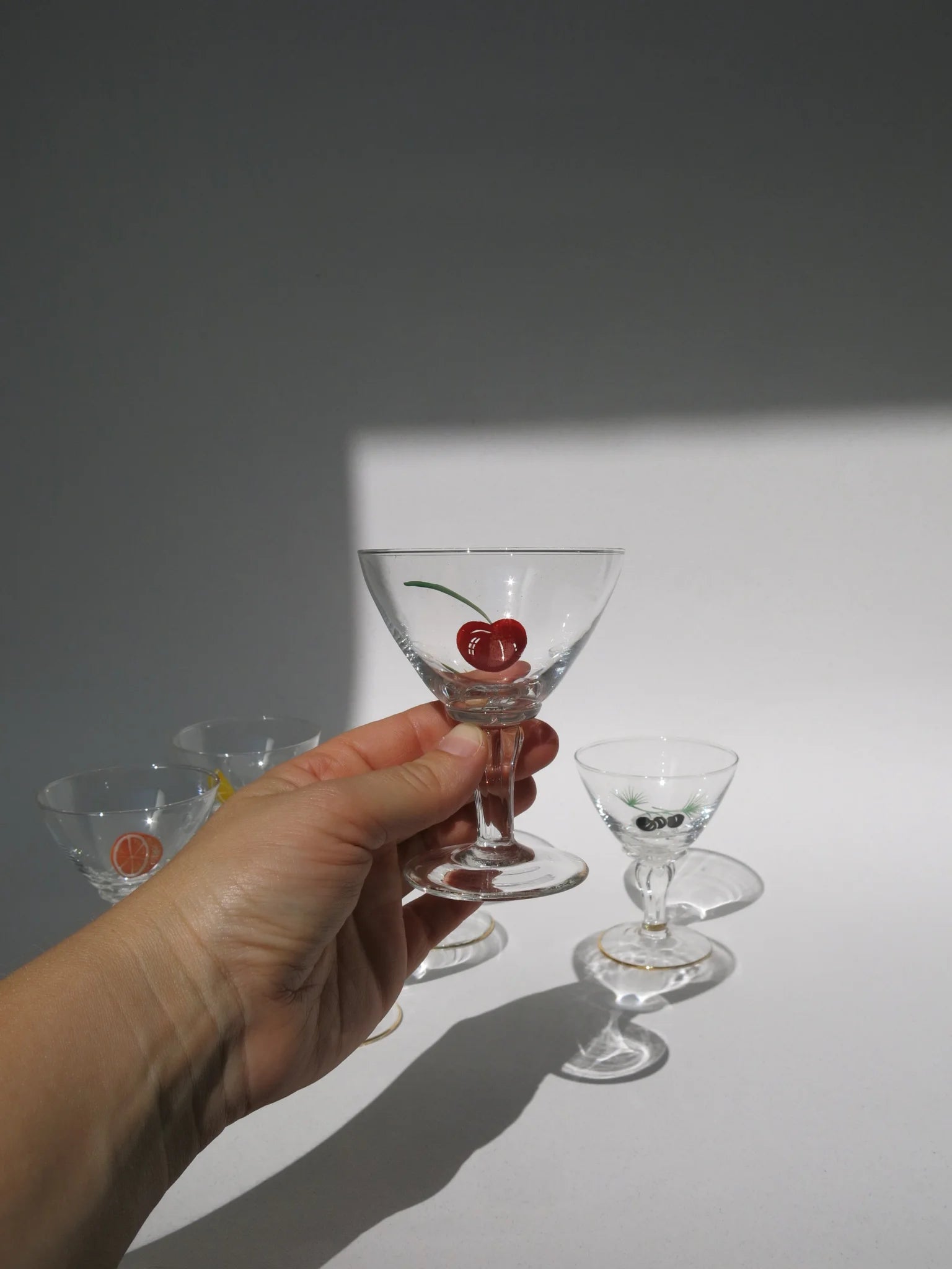 Bicchiere da liquore Tutti Frutti – in mano, mostra le proporzioni reali